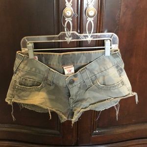 Bobby camo cutoff shorts True Religion size 24